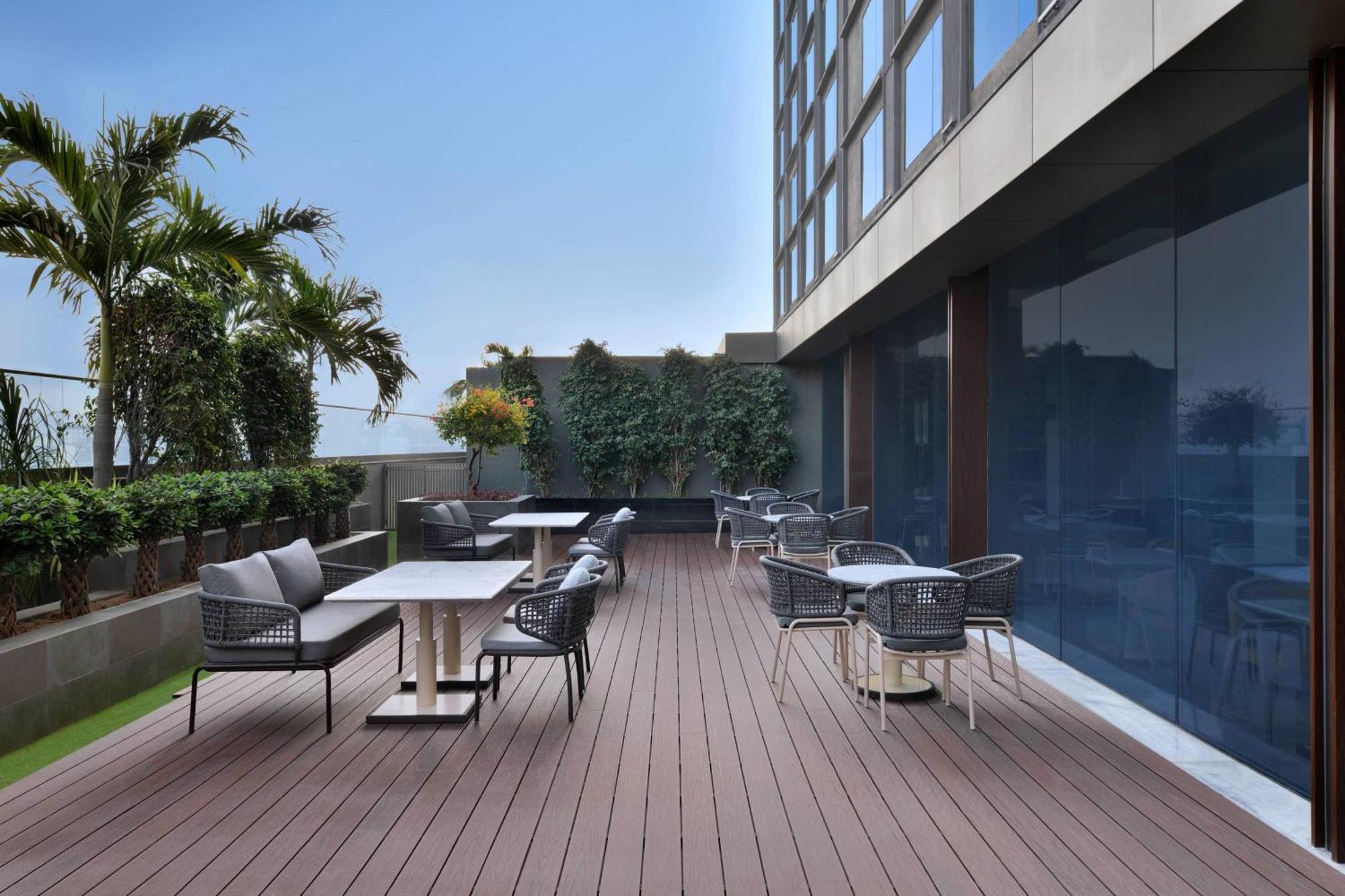 Courtyard By Marriott Sindhu Bhavan Road होटल