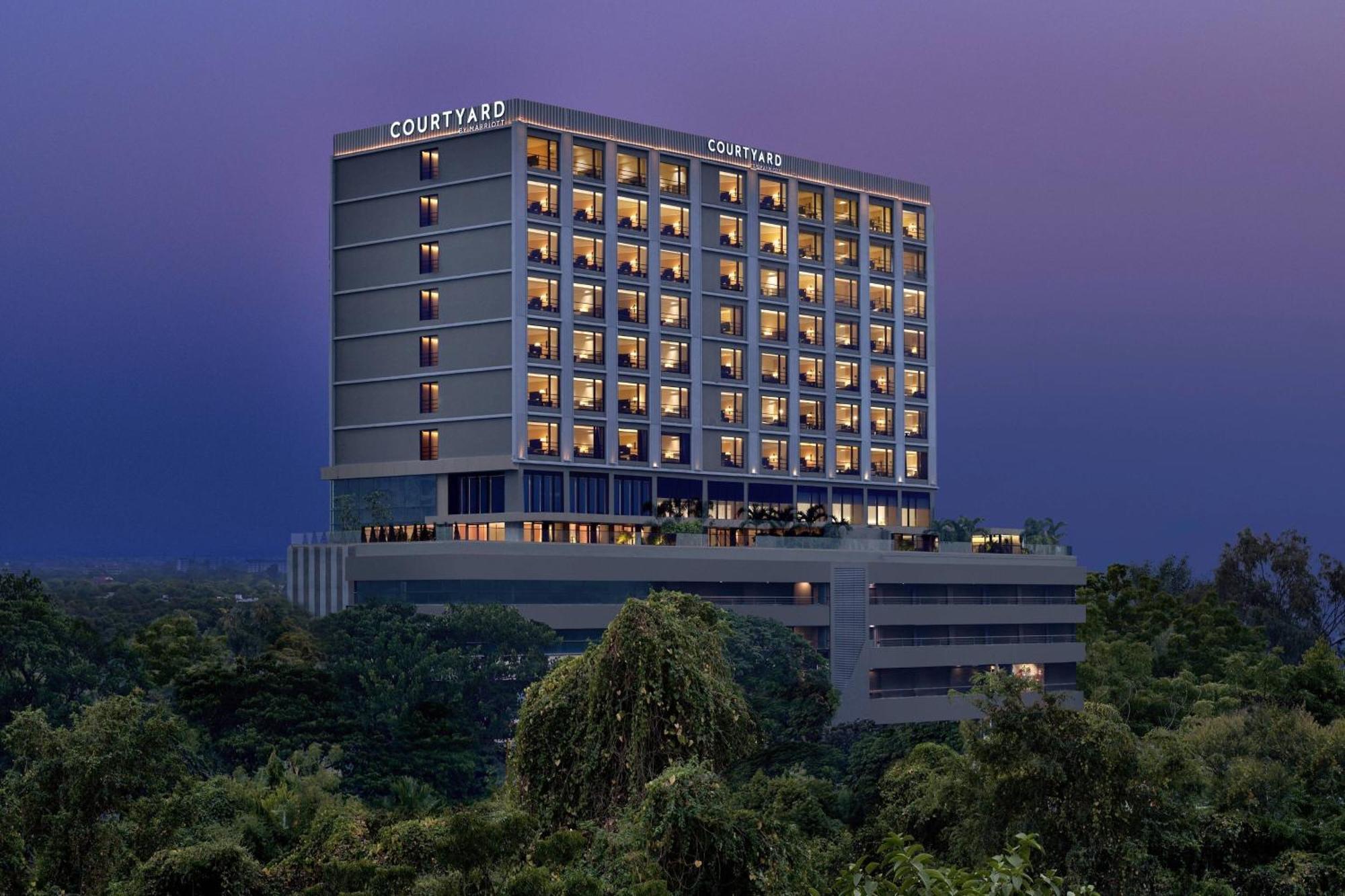 होटल Courtyard By Marriott Sindhu Bhavan Road 5*